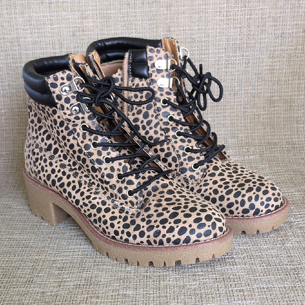 Kohl's Black and Tan Lace-Up Boots